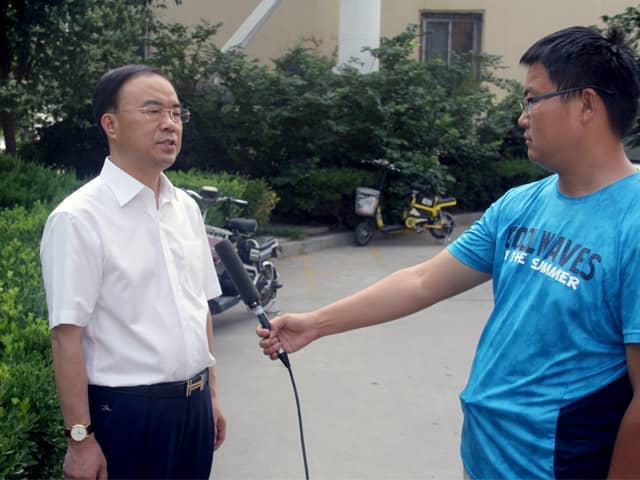 山東天意機械董事長劉洪彬作為基層共產(chǎn)黨員，今天接受了當?shù)赜浾叩牟稍L