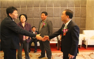 國家發(fā)展改革委資源節(jié)約與環(huán)境保護(hù)司牛波處長（和劉總握手）、全國墻材革新工作委員會會長滕軍力（女士）