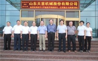 清華大學(xué)建筑設(shè)計研究院副院長、研究員侯建群蒞臨