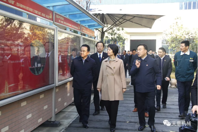 濟(jì)寧市委常委、組織部部長孔凡萍帶領(lǐng)全市“兩新”組織黨建工作現(xiàn)場觀摩團(tuán)蒞臨天意機(jī)械調(diào)研指導(dǎo)