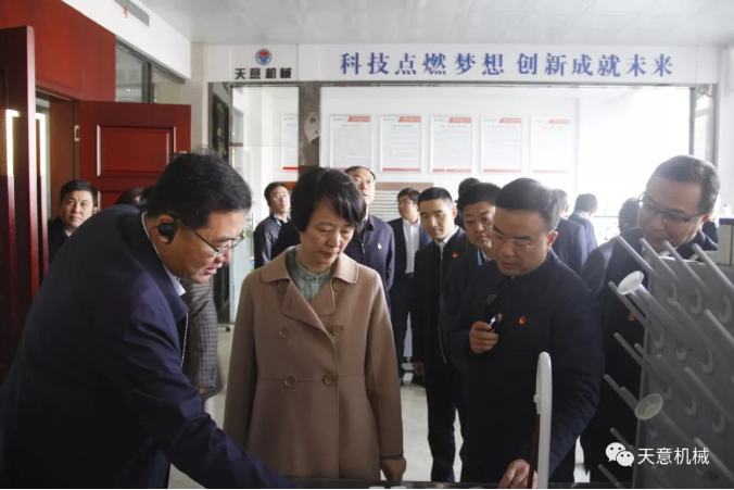濟(jì)寧市委常委、組織部部長孔凡萍帶領(lǐng)全市“兩新”組織黨建工作現(xiàn)場觀摩團(tuán)蒞臨天意機(jī)械調(diào)研指導(dǎo)